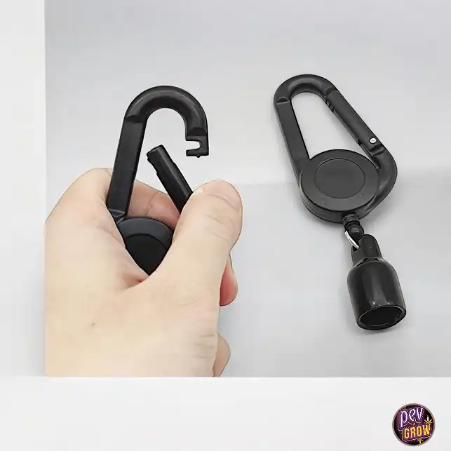 Schwarze Silikonhülle für Clipper Feuerzeug mit ausziehbarem Karabiner-Schlüsselanhänger