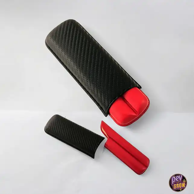 Zigarrenetui aus Carbon-/Rotleder für 2 Zigarren 6 x 18 x 3 cm Zigarrenetui aus Carbon-/Rotleder für 2 Zigarren 6 x 18 x 3 cm