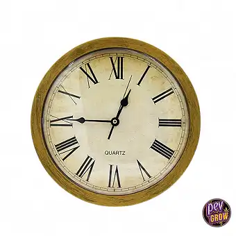 Goldene Wanduhr mit...