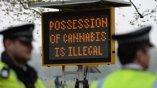 Des centaines de jeunes se sont réunis à Hyde Park, à Londres, pour réclamer la légalisation de la marijuana. (PHOTO: EFE)