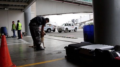 Controles policiales en aeropuertos y puertos