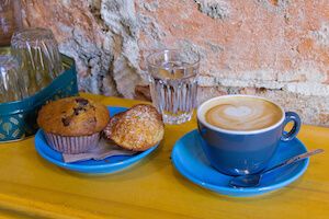 Vous pouvez déguster un café et des gâteaux ou des muffins de cannabis