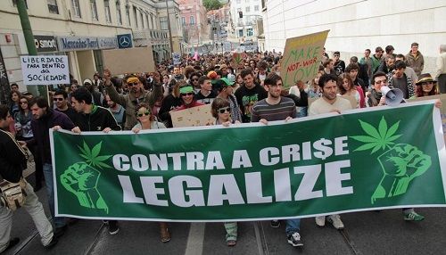 Portugal: Man darf bis zu 25 g Marihuana bei sich haben.