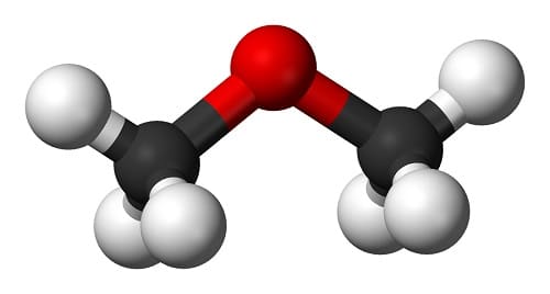 Molecola di etere dimetilico (C2H6O) rappresentata in un modello a sfere