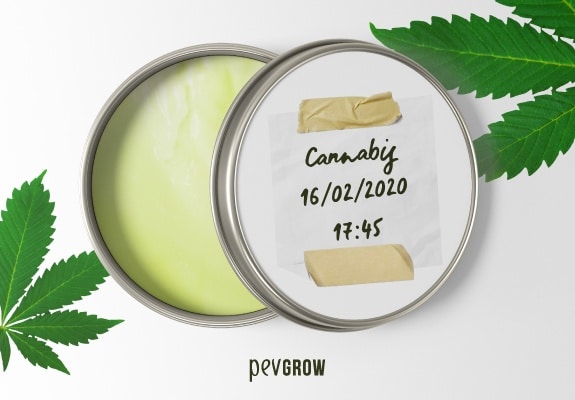 Un récipient de crème de cannabis avec la date et l'heure de fabrication.