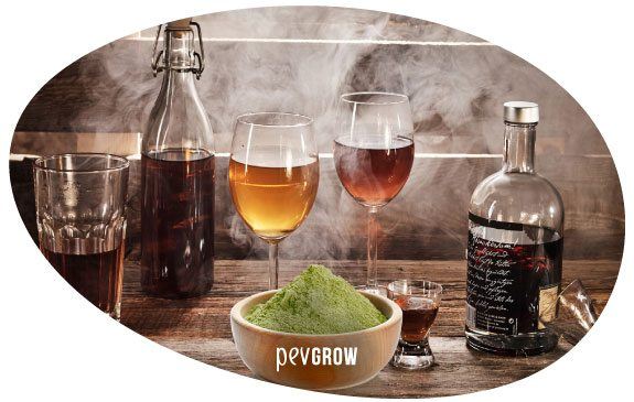 Fotografía de un bodegón compuesto por kratom y distintas bebidas alcohólicas*