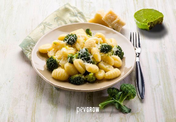 Un plato con ñoquis y trozos de cogollo de marihuana