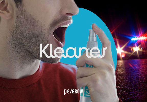 Bild eines Mannes mit einem Kleener-Spray vor dem Mund