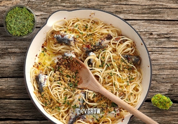 Imagen en la que se puede apreciar el plato terminado de spaghettis con sardina y cannabis