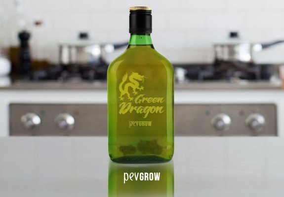 Bild einer mit einem grünen Drachen verzierten Flasche, die mit Cannabis infundierten Schnaps enthält.