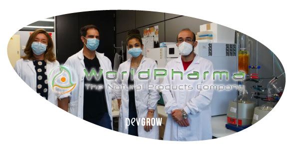 Imagen de parte del equipo de la empresa Worldpharma Biotech en su laboratorio*