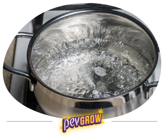 *Image d'une casserole d'eau qui chauffe*